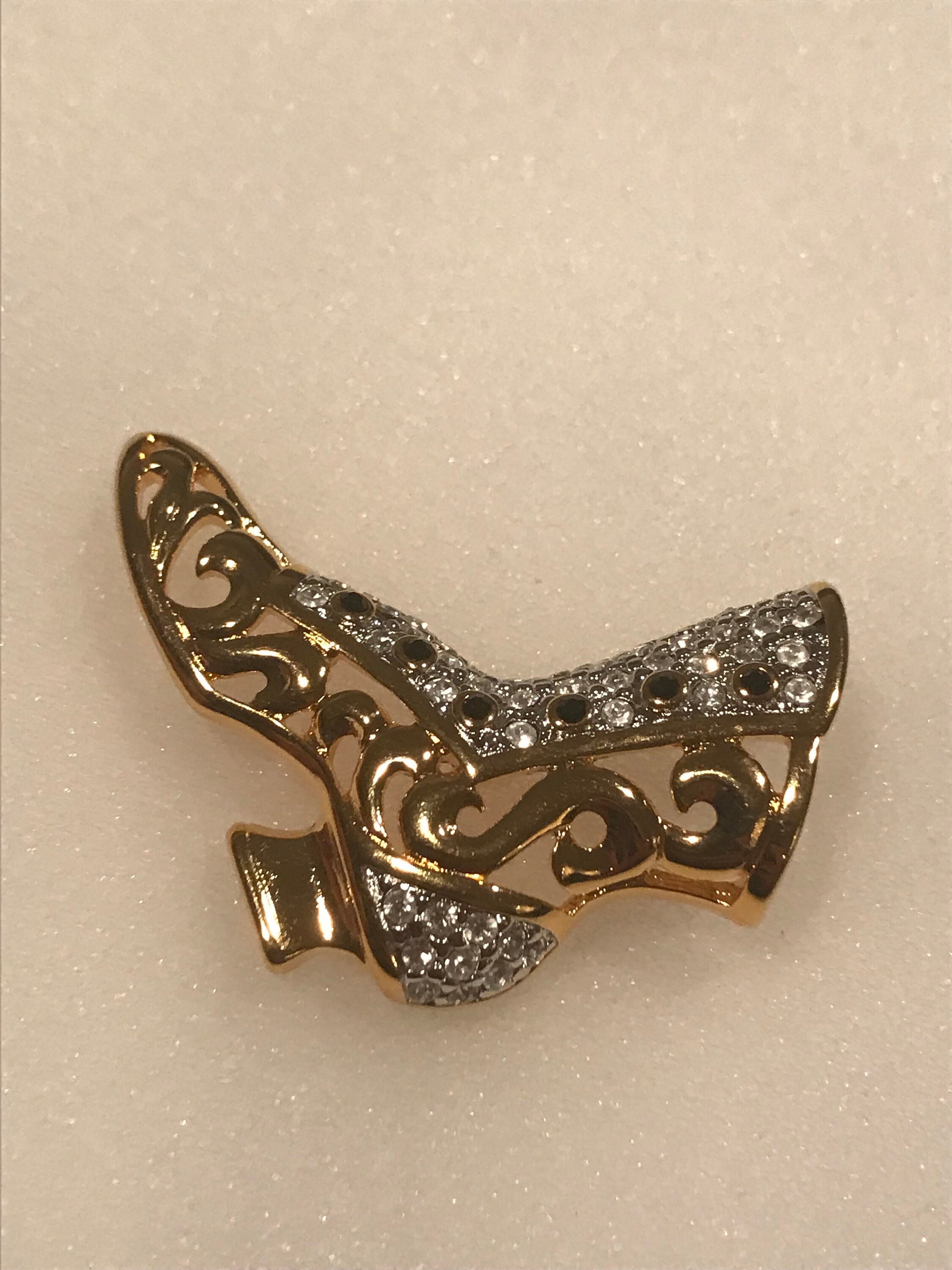 アメリカ製アンティークな飾り物 KJL Boot Shoe Rhinestones Gold Tone Metal Brooch Pin Signed