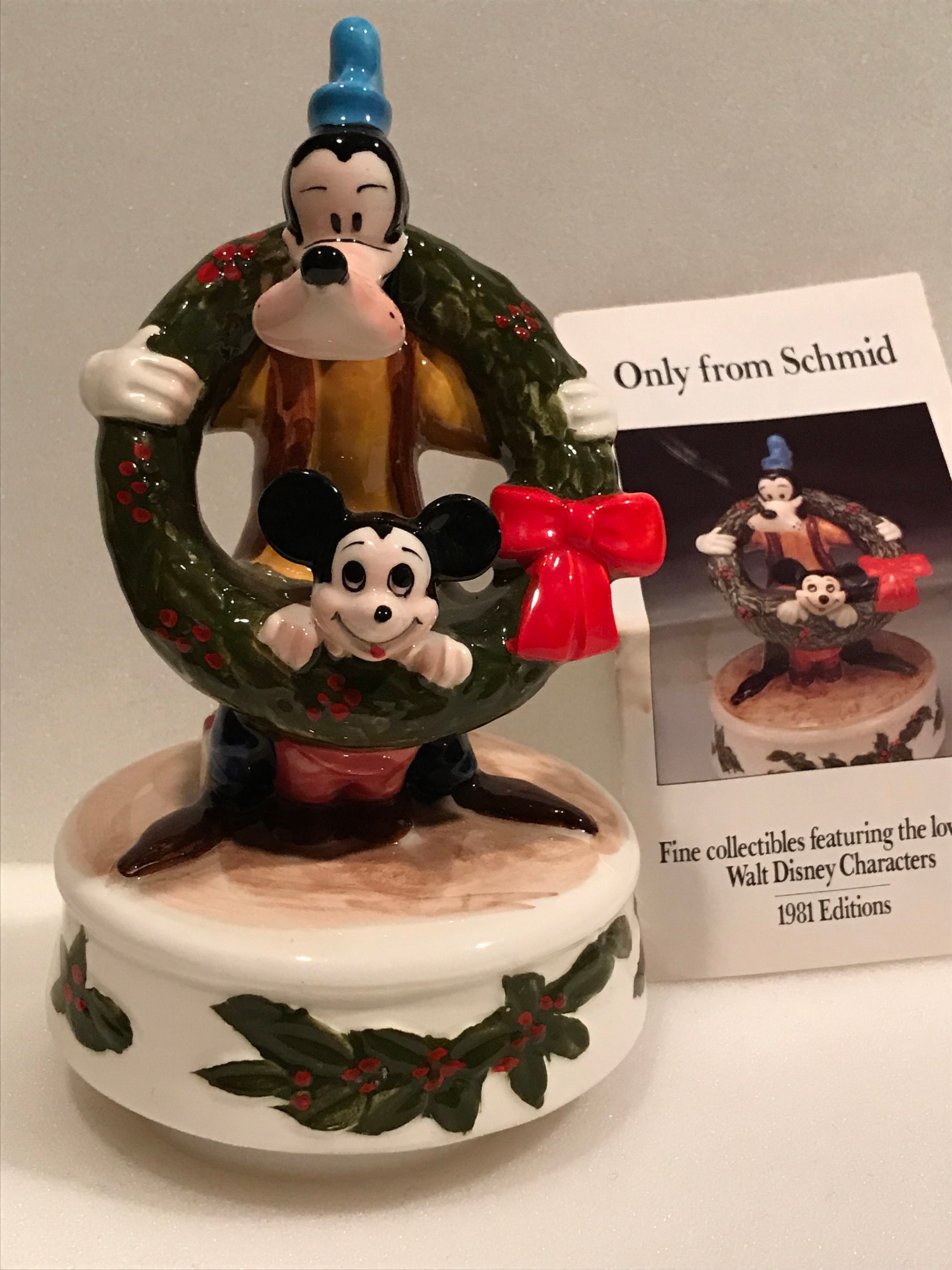 美品24時間発送！ディズニー mickey’s holiday skaters Disney Schmid Happy Holidays Mickey Mouse and Goofy Porcelain