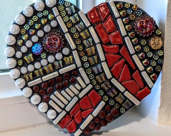 Multi média céramique et verre artisanal mosaïque coeur cadeau unique décoration murale art maison céramique rouge, carreaux de verre, perles de verre pressées tchèques