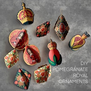 Puede incluir: Ornamentos reales de granada de bricolaje, un conjunto de 8 adornos de papel con un diseño de granada con detalles dorados y colores rojo, verde y dorado. Los adornos tienen forma de granadas, coronas y diamantes.