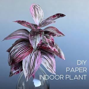Puede incluir: Planta de interior de papel DIY con hojas rayadas de color rosa y blanco en un jarrón de vidrio transparente. El texto "DIY PAPER INDOOR PLANT" está escrito en letras negras sobre un fondo blanco.