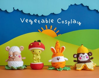 Op de afbeelding: Vier gehaakte knuffels die verkleed zijn als groenten. Een wit schaap met een groen slakostuum, een groen wezen met een rood appelkostuum, een wit konijn met een oranje wortelkostuum en een bruine aap met een geel banaan kostuum. De tekst "Vegetable Cosplay" staat boven de dieren.