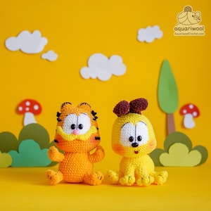 Puede incluir: Un letrero de madera hecho a mano con el texto "Bienvenido" en un estilo manuscrito. El letrero está pintado de blanco con un acabado envejecido, y una pequeña hoja verde está unida en la parte superior. El letrero mide aproximadamente 30 cm de ancho.