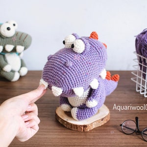 Aquariwool による恐竜のかぎ針編みパターン (かぎ針編み人形パターン/赤ちゃんへのプレゼント用の編みぐるみパターン)