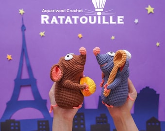 Op de afbeelding: Twee gehaakte rattenfiguren uit de film Ratatouille. De bruine rat houdt een geel en oranje gehaakt voedsel vast. De blauwe rat houdt een houten lepel vast. De achtergrond is een paarse lucht met witte sterren en een zwart silhouet van de Eiffeltoren.