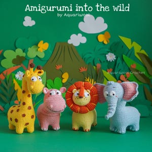 Può includere: Quattro animali di peluche all'uncinetto: una girafe gialla, un ippopotamo rosa, un leone giallo con una criniera arancione e un elefante blu chiaro. Gli animali sono disposti su una superficie verde con uno sfondo di giungla di carta.