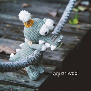 Coco The Crocodile Crochet Pattern da Aquariwool Crochet (Padrão de boneca de crochê/Padrão Amigurumi para presente de bebê)