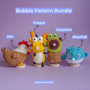 Pode incluir: Um conjunto de cinco brinquedos de animais de crochê, incluindo uma galinha, um dragão, um capivara, um baiacu e uma legenda que diz "Bubble Pattern Bundle".