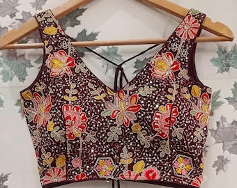 Blusa de sari multicolor con bordados elaborados y lentejuelas. Blusa/top corto de diseño, confeccionado a la moda, color base burdeos.