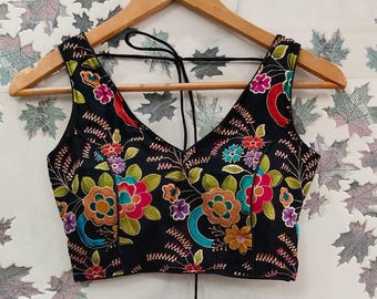 Camicetta nera ricamata pronta all'uso / Camicetta imbottita senza maniche in sari floreale con allacciatura sulla schiena / Top choli indiano completamente cucito / Prodotto in India