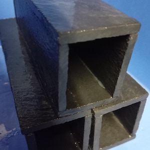 Puede incluir: Juego de tres tazas de cerámica con un esmalte moteado de color crema. Cada taza presenta un diseño floral pintado a mano en tonos azules, verdes y amarillos. Las tazas tienen una forma simple y redondeada con asa.