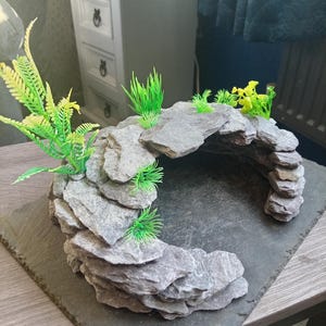 Peut inclure: Panneau en bois rustique avec l'inscription "Welcome to our home" en lettres blanches. Le panneau présente une finition vieillie et un design simple et accueillant, idéal pour la décoration de la porte d'entrée.