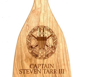 Premio Paddle Oar Marines de la Guardia Costera de la Armada Militar de los EE. UU. Regalo de salida de madera de cerezo grabado con láser personalizado