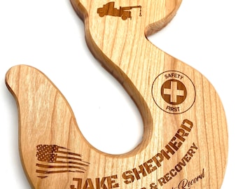 Premio de cadena y gancho de remolque grabado con láser personalizado en madera de cerezo