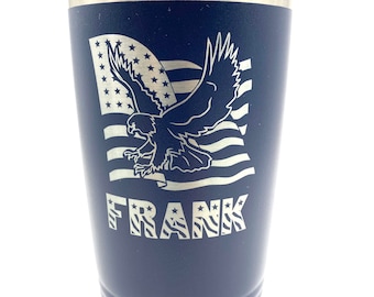 Vaso de acero inoxidable grabado personalizado con águila de bandera de EE. UU., 20 oz o 30 oz con su nombre