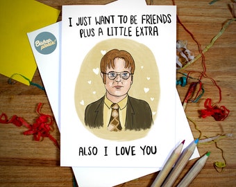 Könnte beinhalten: Eine Grußkarte mit einer Cartoon-Illustration eines Mannes mit Brille und Krawatte. Der Text auf der Karte lautet "Ich möchte einfach nur Freunde sein, plus ein bisschen mehr. Ich liebe dich auch."