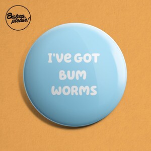 Badge Bluey « J'ai des vers dans les fesses » - Bluey, bingo, bandit, frisquet, série télé pour enfants, Australie, badge drôle