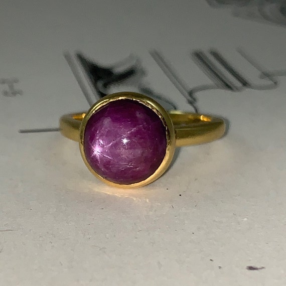 Vintage 18K Gold Star Ruby Ring - Size 8 - image 9