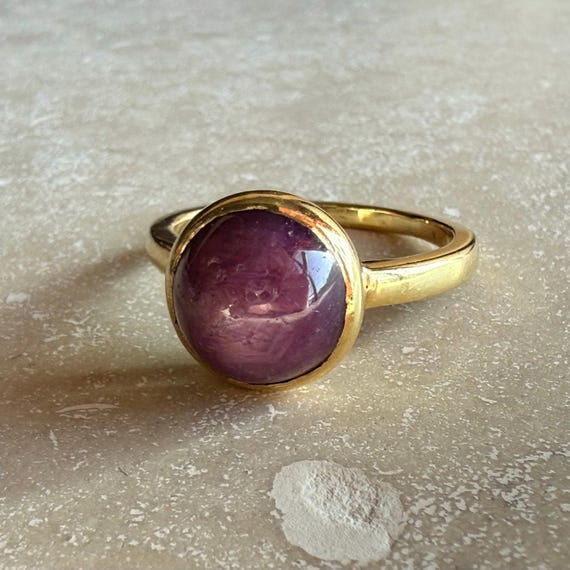 Vintage 18K Gold Star Ruby Ring - Size 8 - image 10