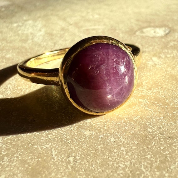 Vintage 18K Gold Star Ruby Ring - Size 8 - image 3