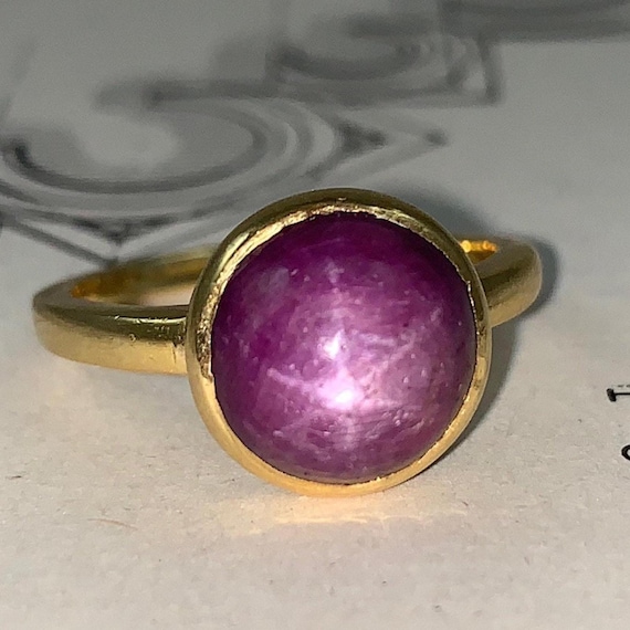 Vintage 18K Gold Star Ruby Ring - Size 8 - image 2