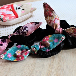 Pack of 3 scrunchies with Japanese print and black velvet hair ties, hair bow, kawaii hair accessories