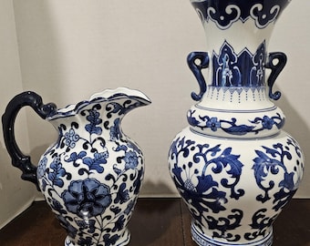 Un vase à deux poignées bégonia moyen en porcelaine chinoiserie bleue et blanche OU un pichet floral en porcelaine fine Seymour Mann - les deux vers les années 1980
