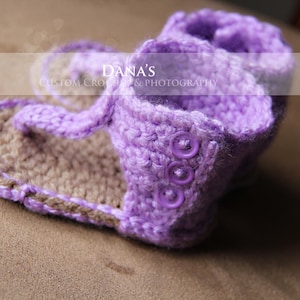 Può includere: Sandali per neonati in crochet viola con suole marroni e bottoni viola. Dana's Custom Crochet & Photography.
