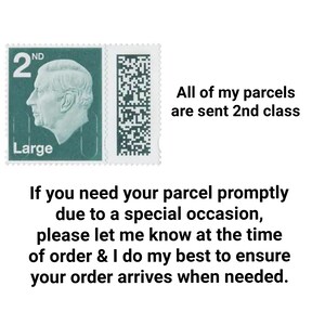 Puede incluir: Un sello postal verde con un perfil y la palabra "Large". El texto en la imagen dice "All of my parcels are sent 2nd class". Texto adicional proporciona informaci&oacute;n sobre pedidos para ocasiones especiales.