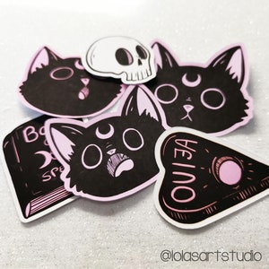 Autocollant de sorcière, autocollant de chat, autocollant mignon, kawaii, goth pastel, amour de chat par l’art de Lola