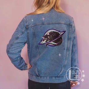 Chaqueta vaquera bordada: ropa urbana con diseño de gato galáctico y agujero negro de Lola's Art