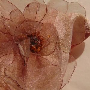 Cuscino in ciniglia con fiore di velo e cristallo image 4