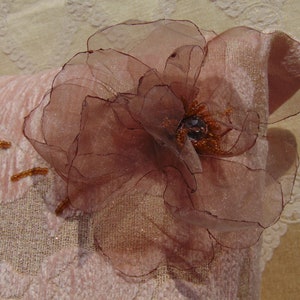 Cuscino in ciniglia con fiore di velo e cristallo image 3