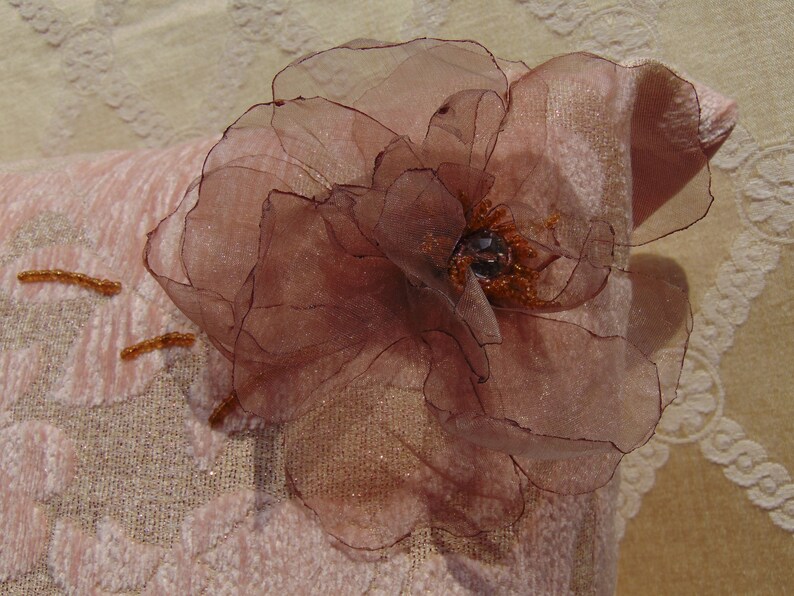 Cuscino in ciniglia con fiore di velo e cristallo image 3