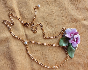 Collana con fiori in porcellana modellati e dipinti a mano