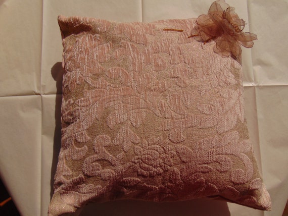 Cuscino in ciniglia con fiore di velo e cristallo