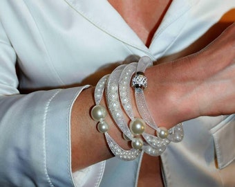 Bracciale di perline bianche, perla bracciale da sposa, bracciale avvolgente, polsino in gomma, bracciale in maglia di picchettamento, gioielli in gomma, gioielli di perline