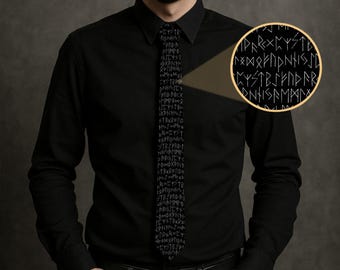 Corbata con runas vikingas, corbata negra con runas nórdicas blancas, mitología nórdica, moda masculina, Halloween, pagano, gótico, aquelarre, elegante, Futhark antiguo