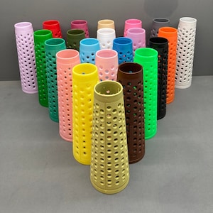10 coni di filato in plastica assortiti per l'avvolgimento della lana e per uso artigianale. I colori possono variare.
