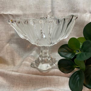 MIKASA Tulips Satin Compote Bowl. Frosted tulips over clear glass. Heavy, Solid, and elegant. preowned. Like new condition.