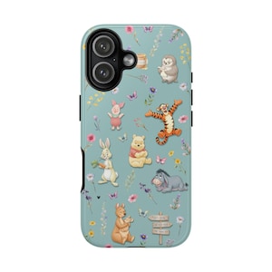 Funda para iPhone con diseño de Winnie the Pooh y sus amigos con flores.