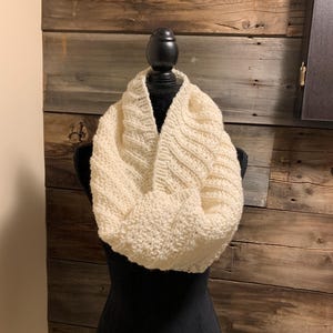 Cremefarbener Infinity Schal - handgestrickter Infinity Schal - Grobstrick Schal - Kreis Schal - versandfertig