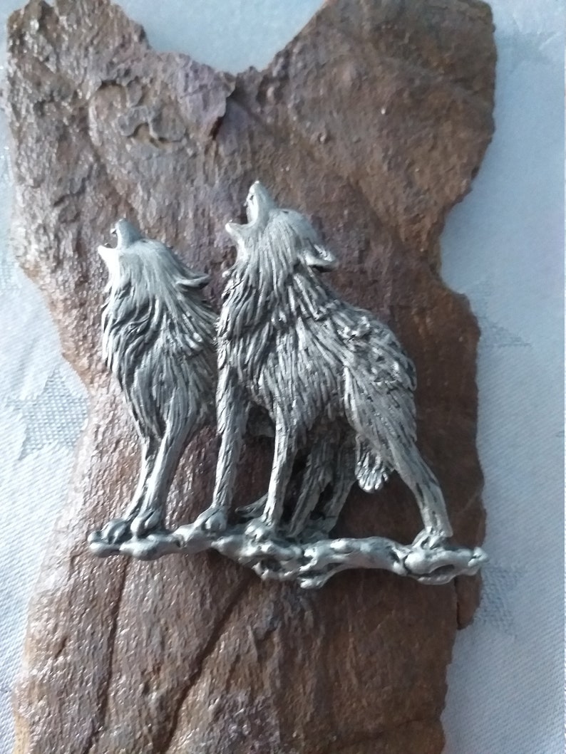 Howling Wolf Pewter Pin Brooch Timber Gray Dog Wolf British Hand Crafted 