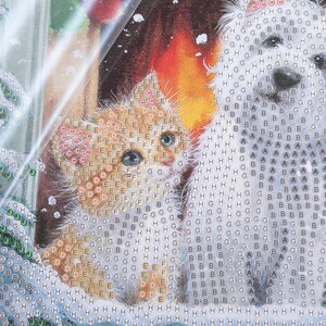 Puede incluir: Un kit de pintura de diamantes con un gatito y un perro. El gatito tiene pelaje naranja y ojos azules, mientras que el perro es blanco. El fondo tiene una paleta de colores c&aacute;lidos con tonos rojos y naranjas. La imagen est&aacute; cubierta con una l&aacute;mina de pl&aacute;stico protectora.