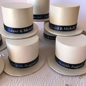 Top Hat Hochzeit Favor Box Personalisierte Braut & Bräutigam Name Datum der Hochzeit oder Gäste Name. Farbe Ivory, mit Bandfarbe nach Wahl