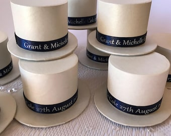 Caja de favores de boda con sombrero de copa Nombre personalizado de novias y novios Fecha de la boda o nombre de los invitados. Color Marfil, con el color de cinta que elijas