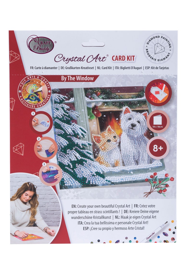 Puede incluir: Kit de tarjetas Crystal Art con una escena invernal de un gato y un perro junto a una ventana. El kit incluye un dise&ntilde;o de pintura de diamantes, que mide 18 x 18 cm, adecuado para mayores de 8 a&ntilde;os. El paquete tiene el logo Craft Buddy.