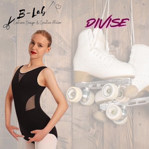Könnte beinhalten: Eine Frau in einem schwarzen Body mit Netzeinsätzen posiert neben weißen Rollschuhen. Die Rollschuhe haben beige Absätze und weiße Rollen. Der Text "B-Lab Costume Design & Creative Atelier" und "DIVISE" ist enthalten.