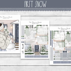 Puede incluir: Un conjunto de pegatinas para planificador con temática invernal. El conjunto incluye una niña construyendo un muñeco de nieve, una casa con nieve en el techo y una variedad de otras pegatinas con temática invernal. Las pegatinas están impresas en papel blanco con un patrón de cuadros azules y blancos.