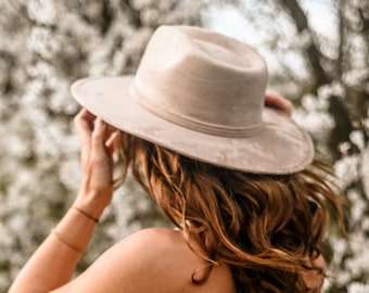 Fedora en daim végétalien à bord large | Chapeau style bohème - AMBRETTA